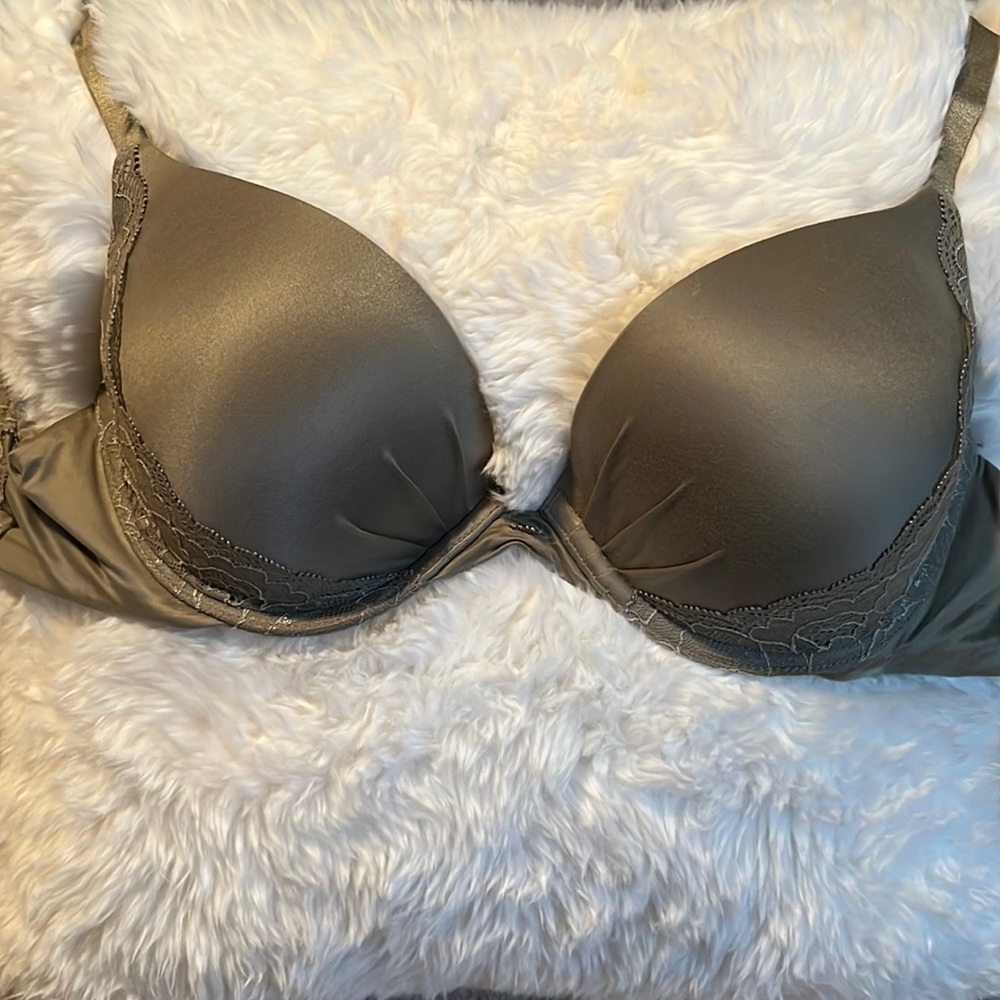 Victoria's Secret Bra style: fabulous size: 32DD
